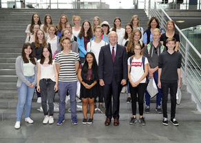 Das Foto zeigt Schülerinnen und Schüler der Jahrgangsstufe 10 des Gymnasiums Geretsried. 
