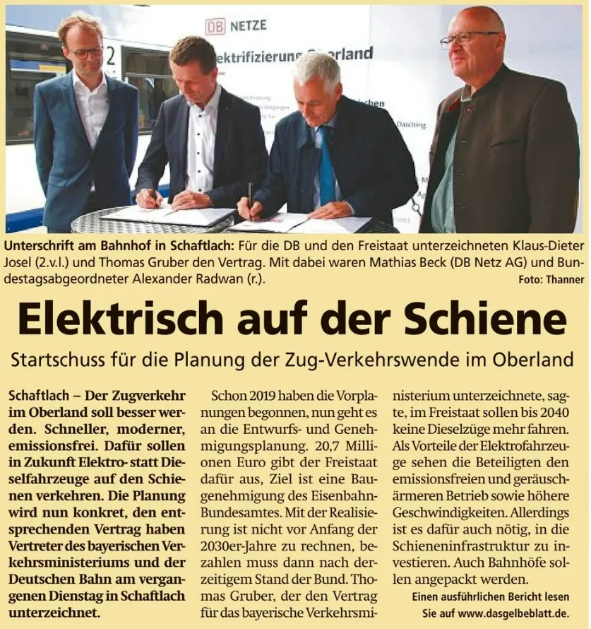 Alexander Radwan 230805 Gelbes Blatt Elektrisch auf der Schiene AR