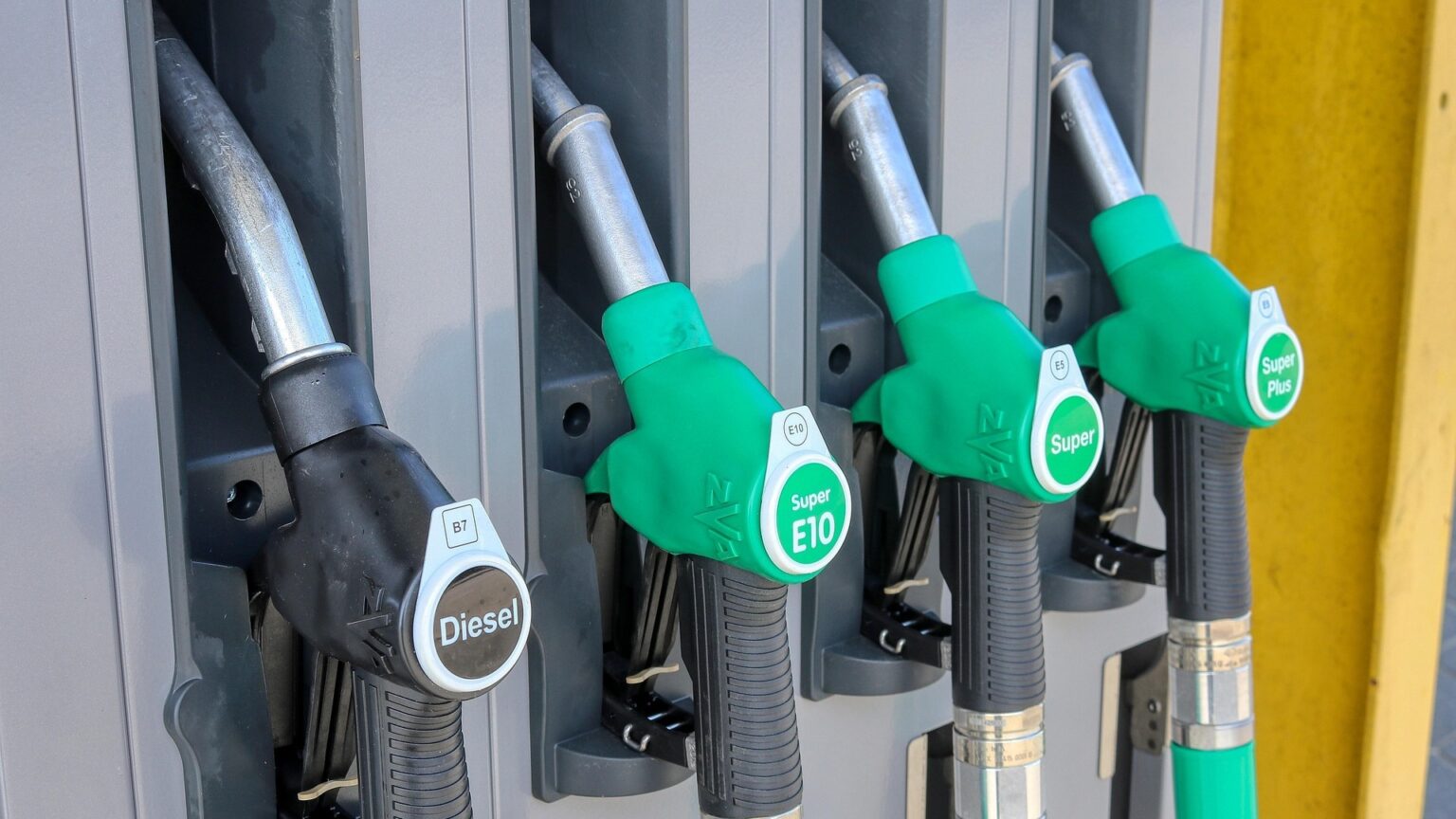 planet fox gas station 4978824 1920