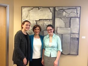Laura Killer (rechts) mit Mit-PPP-Stipendiatin Marie Grieser-Schadt (links) und Congresswoman Suzanne Bonamici (mitte)