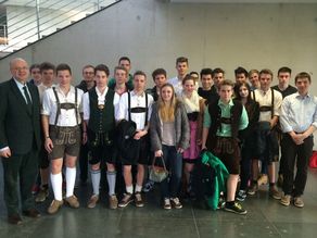 Schülerinnen und Schüler des Gymnasiums Geretsried zu Besuch im Deutschen Bundestag.