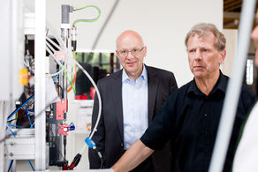 Alexander Radwan, MdB und Lorenz Stöger beim Rollentausch bei Stöger Automation in Königsdorf im Juli.